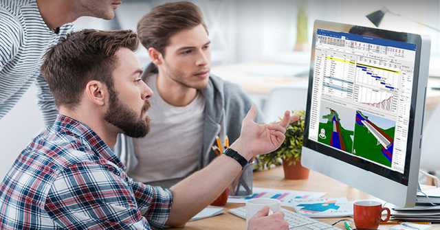 Construction team reviewing a SYNCHRO 4D model